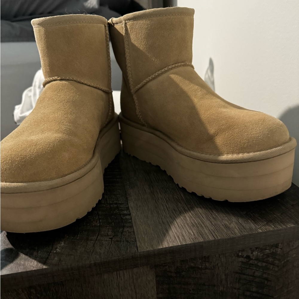 Ugg size 8 shoe